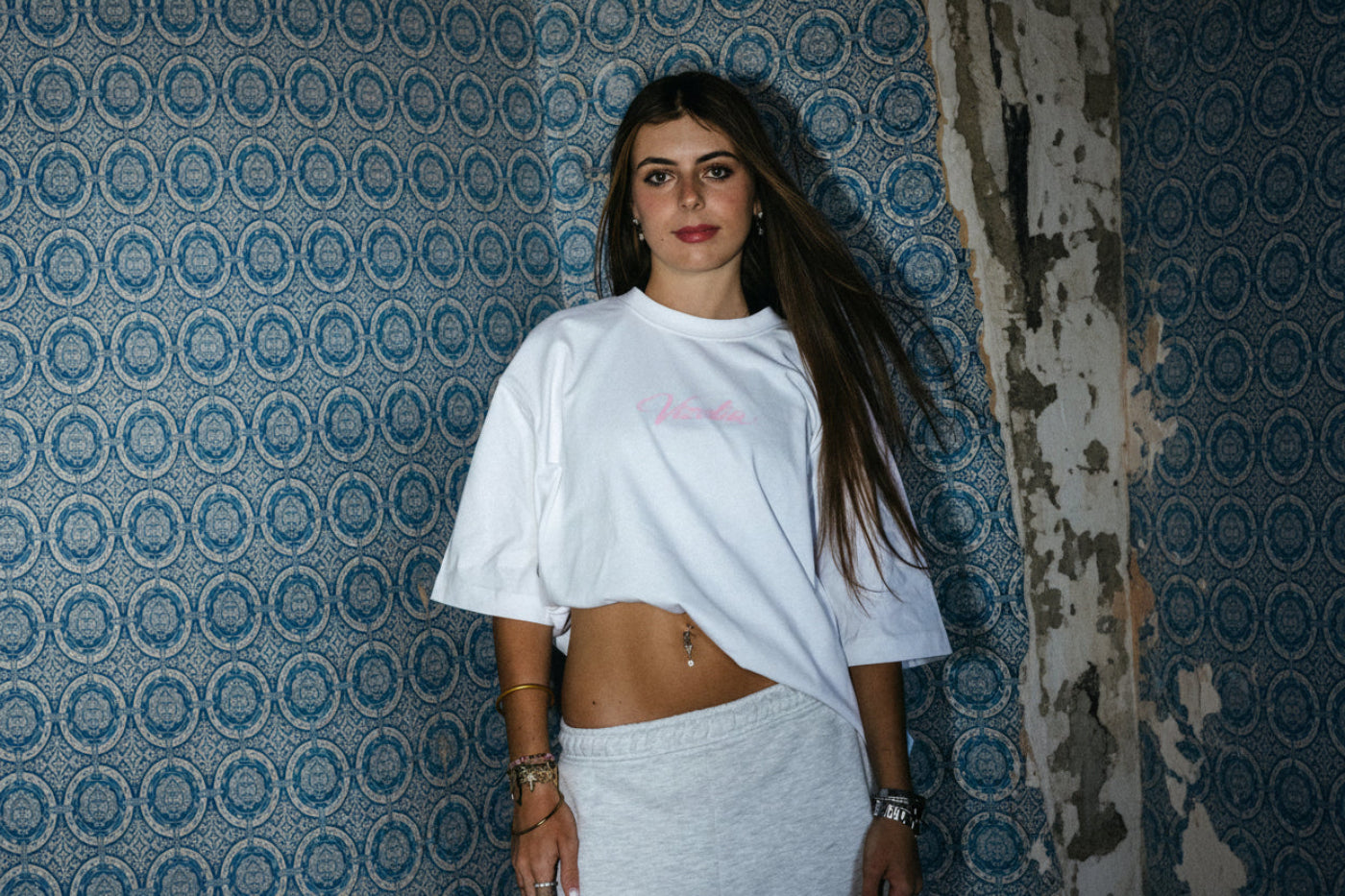 Détail broderie 333 sur T-shirt Vizelia DROP 001